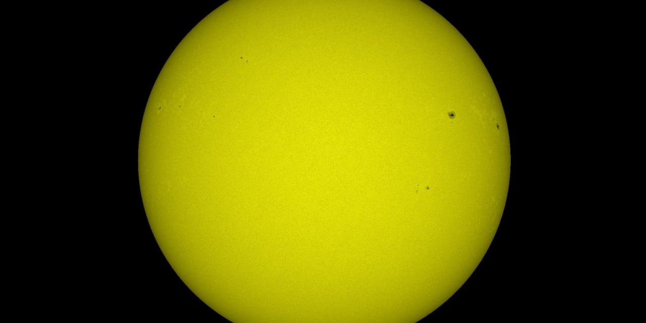 Сравнение фактических значений и прогноза NOAA по солнечным пятнам